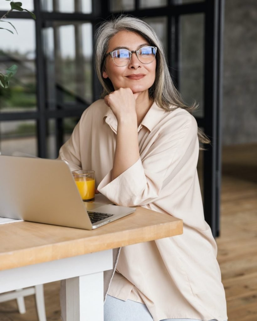 dreaming-concentrated-business-woman-1-e1658029614888.jpg